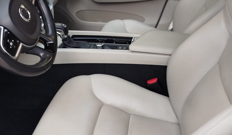
								VOLVO XC60 D4 MOMENTUM GEARTRONIC AWD full									