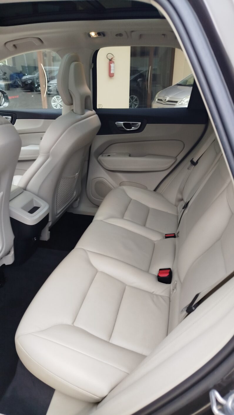 
								VOLVO XC60 D4 MOMENTUM GEARTRONIC AWD full									