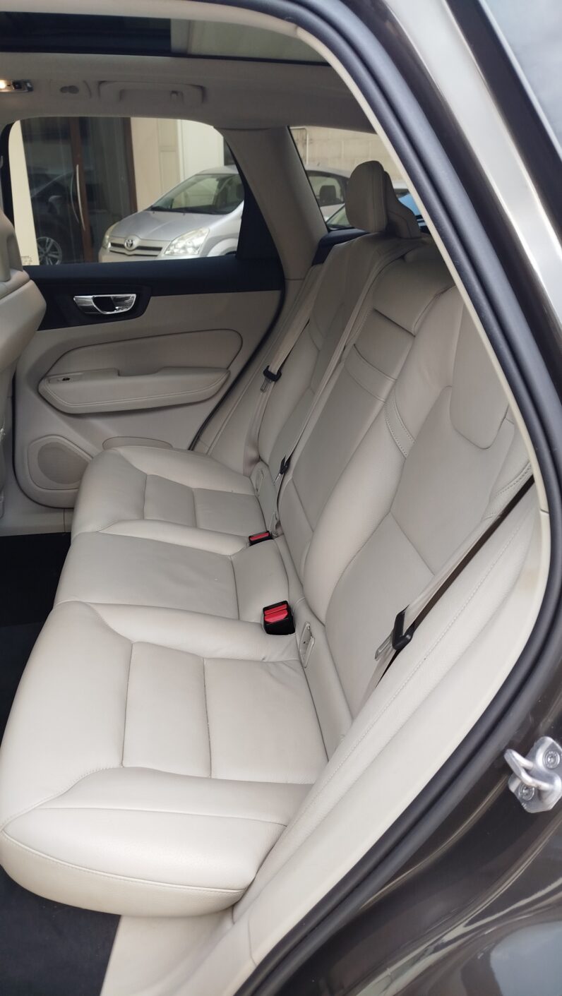 
								VOLVO XC60 D4 MOMENTUM GEARTRONIC AWD full									