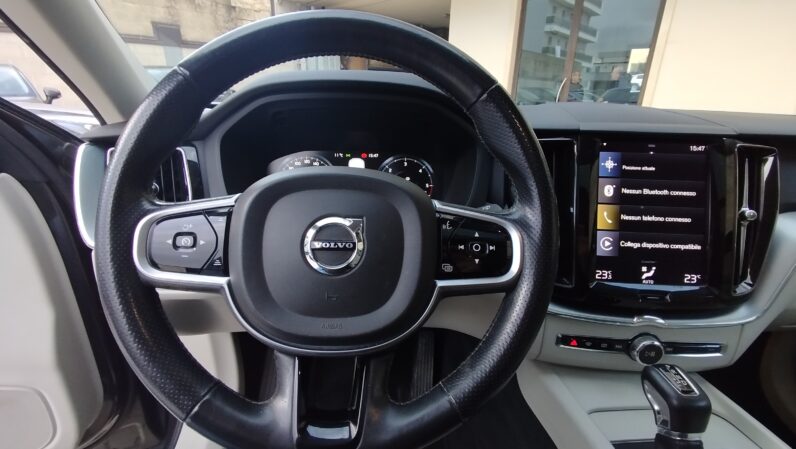 
								VOLVO XC60 D4 MOMENTUM GEARTRONIC AWD full									