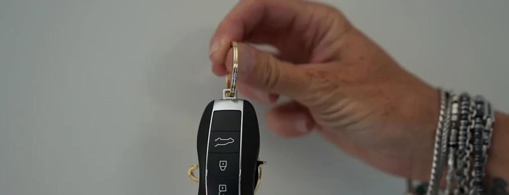 Una mano che regge le chiavi di un'auto appena acquistata
