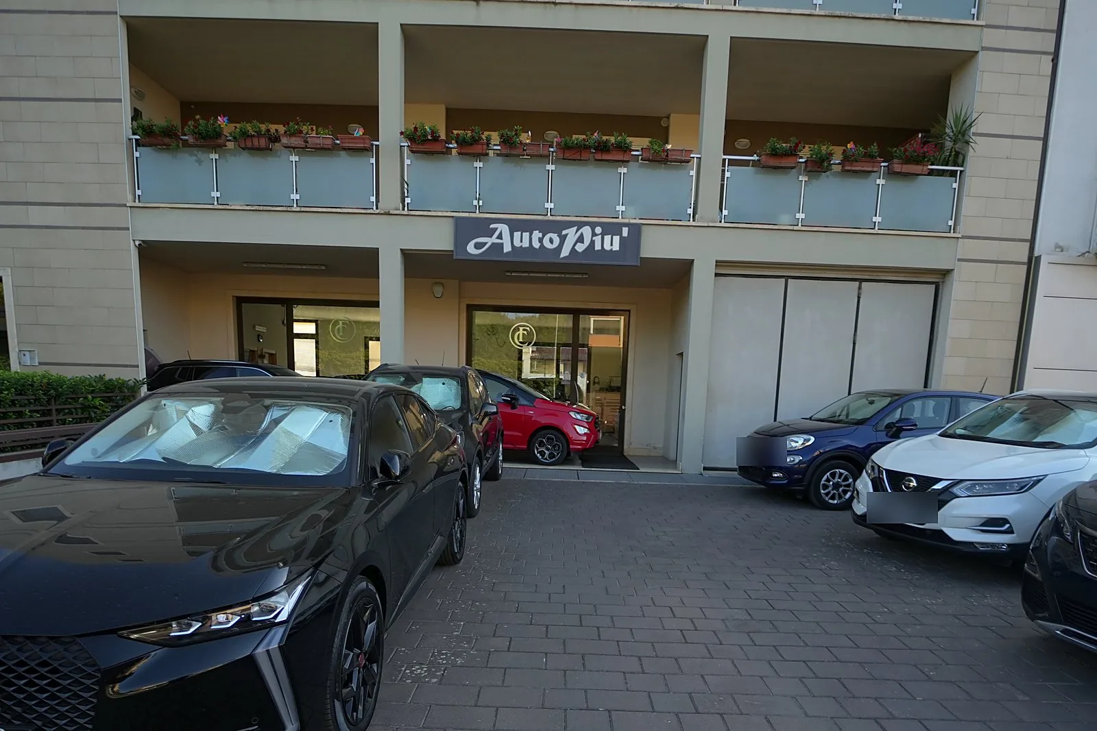 L'ingresso di AutoPiù in Via Gravina 11/B a Matera, con l'insegna sopra la vetrina