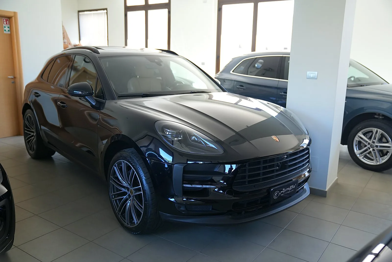 Un SUV nero esposto all'interno del salone AutoPiù